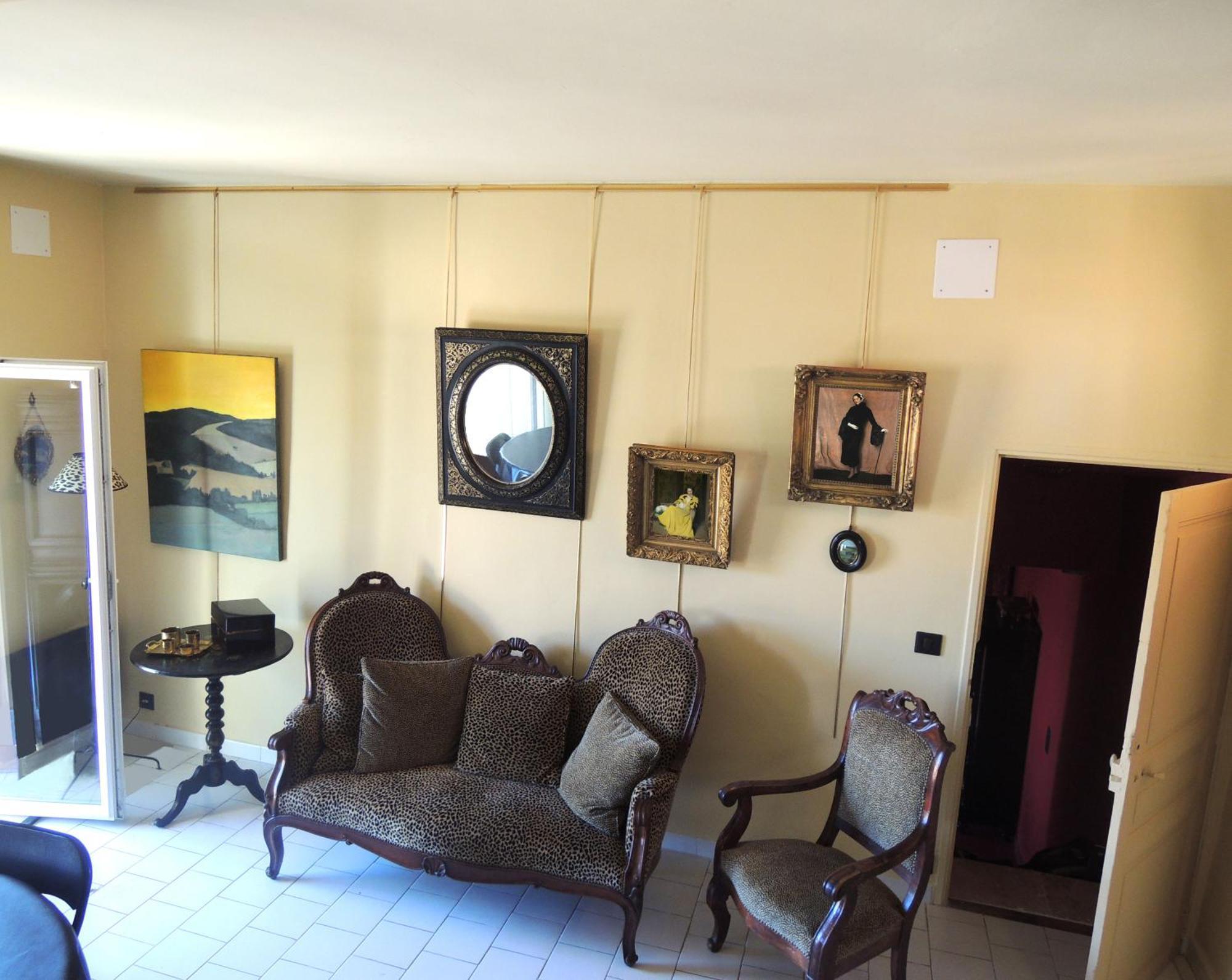 La Dame Au Balcon Roussillon en Isere