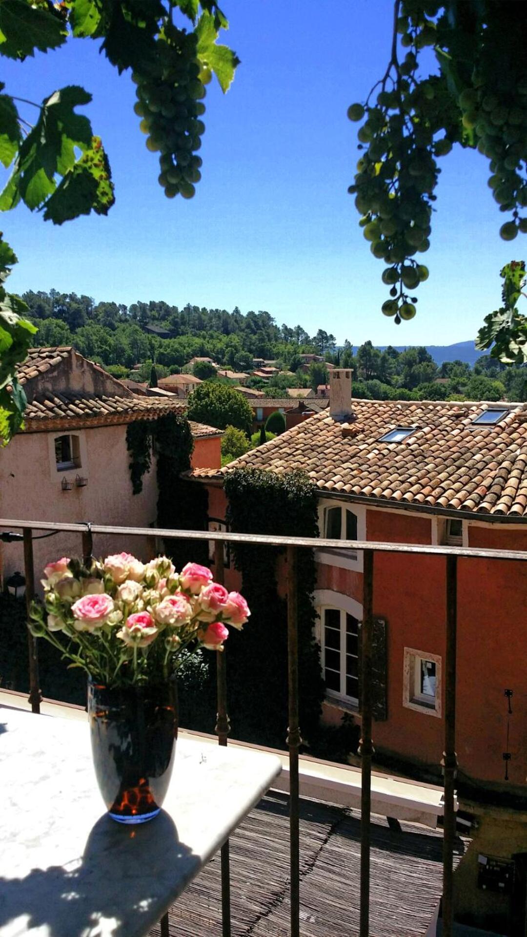 La Dame Au Balcon * Roussillon en Isere